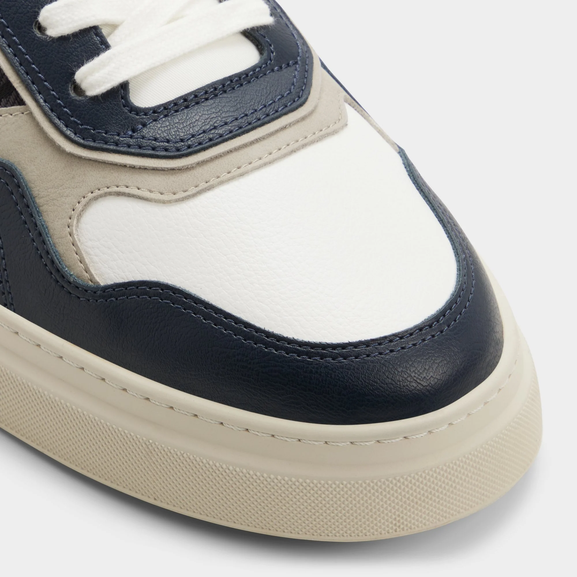 Desmond - Image 5
